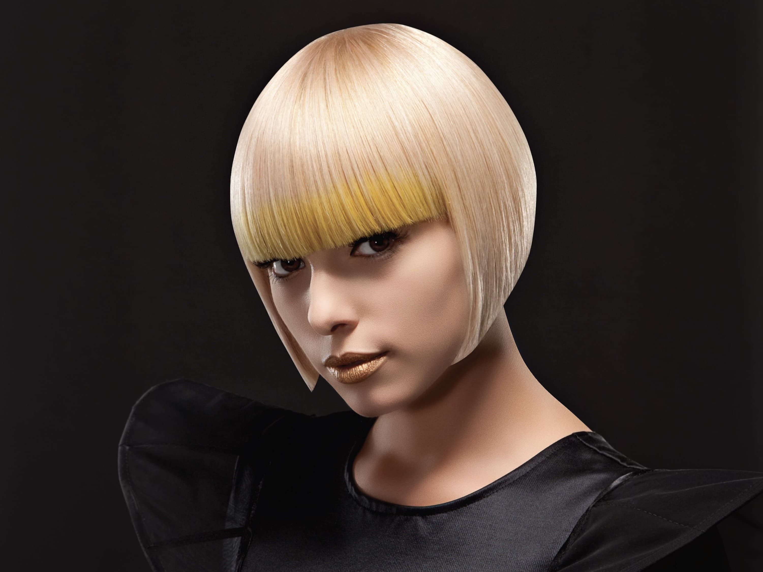 Bob blond geometric cu breton și accente galbene, colecție FASON